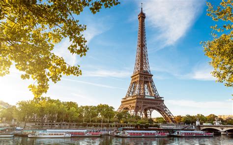 바탕 화면 다운로드 2560x1600 에펠 탑 파리 프랑스 강 세 느 강 보트 푸른 하늘 Hd 배경