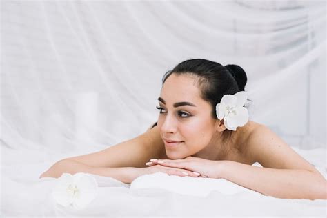 elementos para uma massagem relaxante em um spa foto grátis