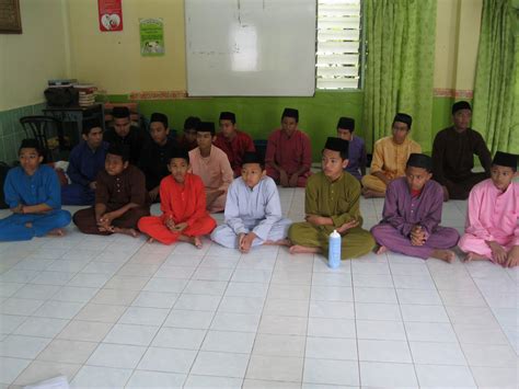 The first schooling session started on 1 january 1978. Cekak Hanafi SMK Dato Onn: February 2011