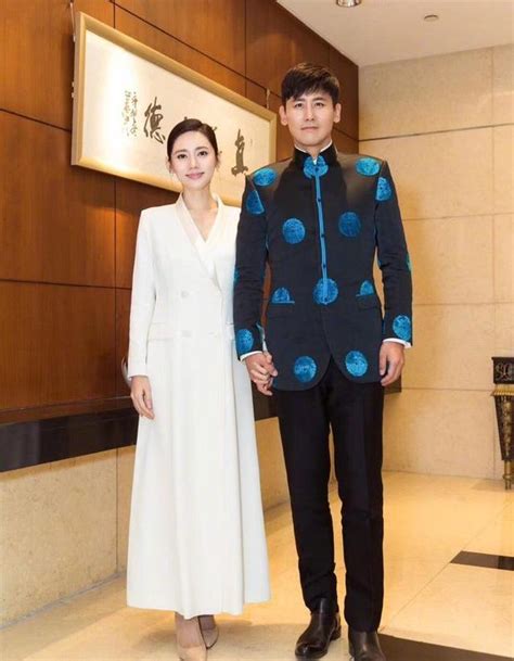 名站推薦 tips：2021年6月24日 已更新失效連結 total 13 ». 于晓光夫妇婚纱照，秋瓷炫穿白色婚纱似仙女，婚礼和儿子周岁同天_中国