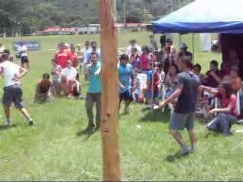 Los juegos de patio son los juegos infantiles clásicos , que se realizan sin ayuda de juguetes tecnológicamente complejos, sino con el propio cuerpo o con recursos fácilmente disponibles en la naturaleza (arena, rocas, ciertos huesos como las tabas, hojas, flores, palos, colores. Palo Encebado Juegos Tradicionales Tres Rios Costa Rica ...