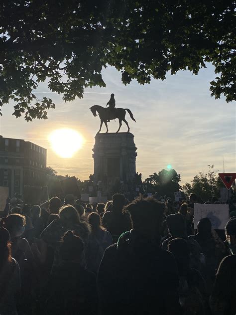 We looked inside some of the tweets by @protests_2020 and here's what we found interesting. BLM protests, June 3, 2020 : pics