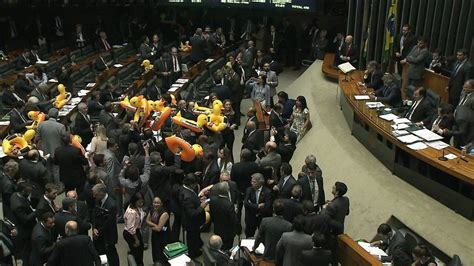 Câmara aprova projeto que permite terceirização irrestrita GloboNews