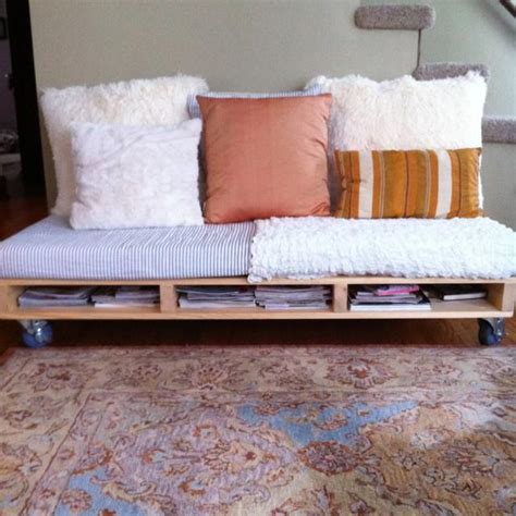 If you can't or won't put a fainting couch on a terrace, you could try finding an interesting carved bench or an ethnic wooden. 15 mebli z palet, które zrobisz przez weekend w domu. Te ...