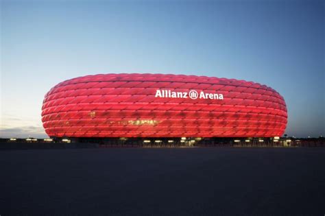 The external architecture of allianz arena is made up of 2,874 diamond metal panels of etfe approximately 120,000 cubic meters of concrete were used to construct the stadium and 85,000 m³. Oplev 10 af de bedste seværdigheder i München