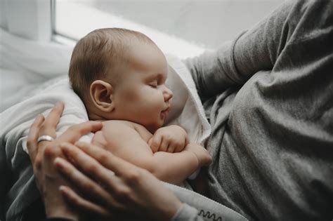 Encantador Niño Recién Nacido Duerme En Los Brazos De La Madre Foto