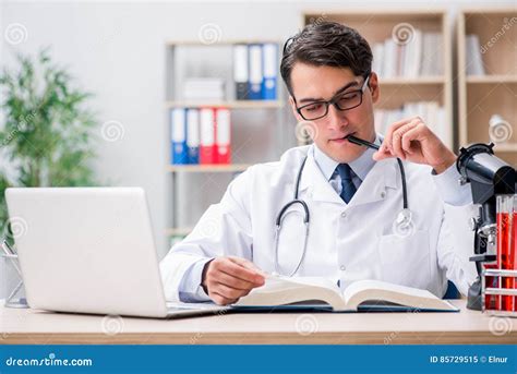 Молодой доктор изучая медицинское образование Стоковое Изображение