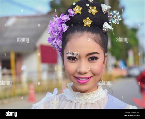 Beautiful Thai Girl Hi Res Stock Photography And Images Alamy
