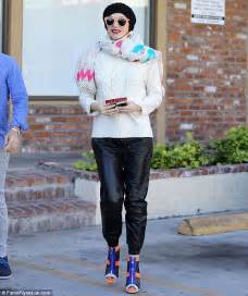 Gwen Stefani Covers Up In Beanie Sweater And Scarf On Warm La Day