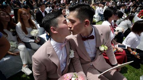 hundreds of same sex couples marry in taiwan on first day it s legal los angeles times