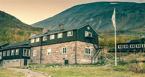 Borrowed from swedish kebnekaise, from northern sami giebmegáisi. Kebnekaise Fjällstation