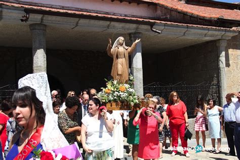 Los Vecinos De Linares De Riofrío Acompañan A La Virgen De La Asunción