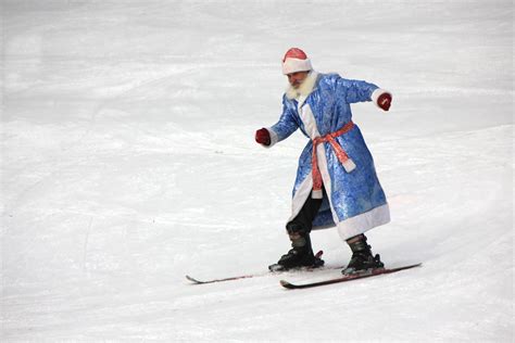 무료 이미지 눈 휴양 휴일 스키 타기 스포츠 장비 겨울 스포츠 수월한 할아버지 산타 클로스 새해 전날