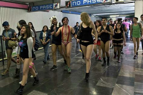 Thousands Go Pantsless For No Pants Subway Ride Houston Chronicle