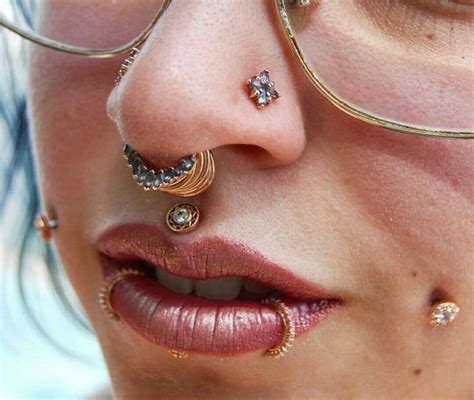 Alles was Sie über das Medusa Piercing wissen müssen und wie man es pflegt Medusa piercing