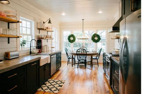 Joanna gaines knows how to stay busy. Get the look: Fixer Upper B&B Farmhouse Kitchen - House of Hargrove