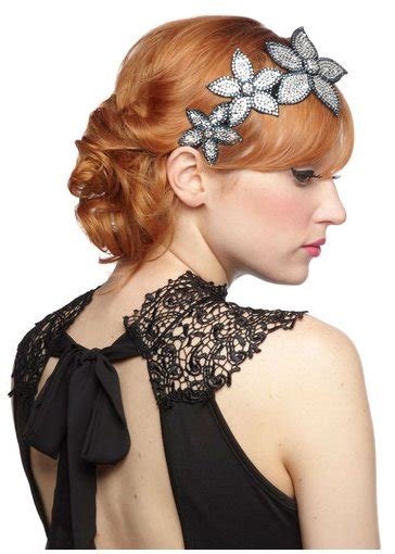 This hairstyle made long, boring hair look very fashionable back in the 1920s and the 2010s. Flapper Girl Hair: How To Get A 1920s Waves Hairstyle ...