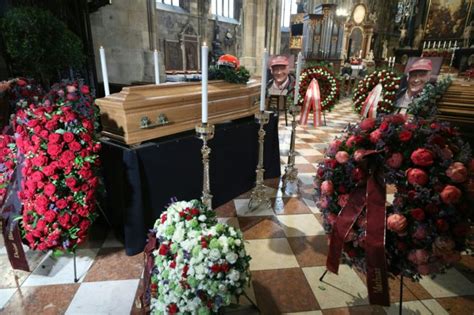 Formula 1 stars including lewis hamilton and other celebrities in vienna as lauda's body lay in state at st stephen's cathedral. Abschied von Niki Lauda
