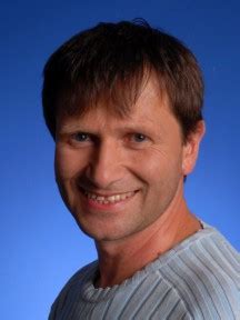 Starostu a místostarostku, kteří jsou zpočátku tajnými milenci si zahráli manželé jan hrušínský a miluše šplechtová. Jan Hrušínský — Lidé — Česká televize