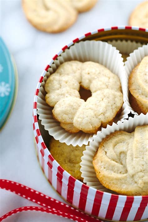 It is a christmas staple in our house, the pretty, swirly, buttery treats come in a signature blue tin and are a the characteristic ridged look comes from piping the cookies. Vanilla Bean Danish Butter Cookie Recipe - Jessica Gavin ...