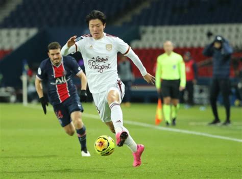 스페인 국가대표팀 유니폼에는 전통적으로 스페인 왕립 축구 협회 로고 대신에, 스페인의 국장이 왼쪽 가슴이 박혀있다. 황의조 선발 출전 59분 활약…보르도, PSG와 2-2 무승부 - 매일신문