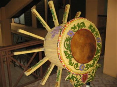 Diperkirakan berasal dari yaman, zapin merupakan khazanah tarian rumpun melayu yang mendapat pengaruh arab. Peralatan - MUZIK TRADISIONAL MELAYU