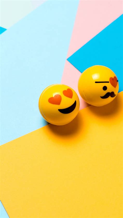 Download In Love Emoji In Pastel Wallpaper