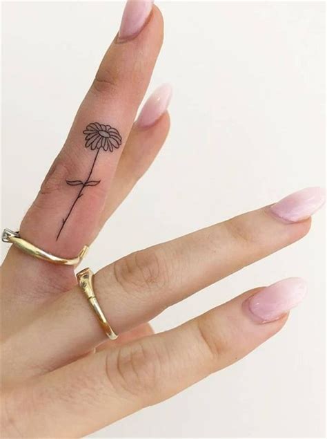 26 Elegant Finger Tattoos Ideas For Female