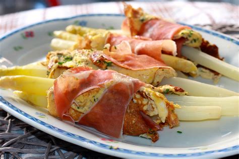 Spargel mit Omelett und Serrano-Schinken umwickelt
