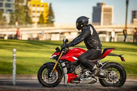 a short review about riding the ducati streetfighter v4 s asphalt and rubber