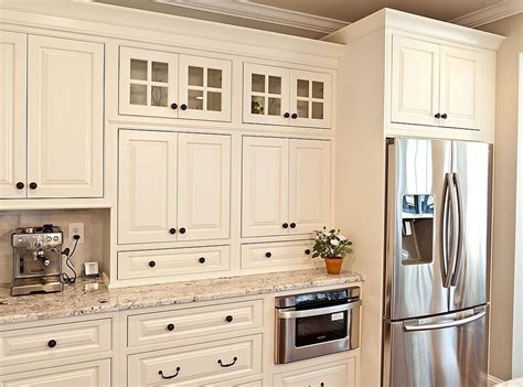 Choosing appliance and cabinet colors for your kitchen can sometimes feel like an overwhelming task with so many options available. 80+ BEST Simple And Elegant Cream Colored Kitchen ...