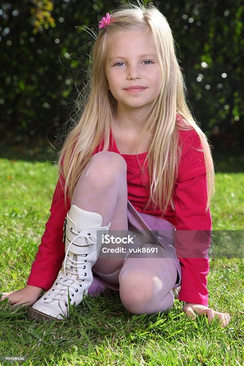 Schöne Kleine Mädchen Portrait Stockfoto Und Mehr Bilder Von Blick In