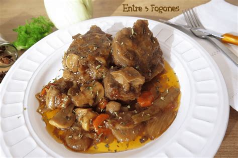 Quitar las colas, separar la carne de los huesos, retirar los huesos. Estofado de Rabo de Buey en Salsa de Hinojo