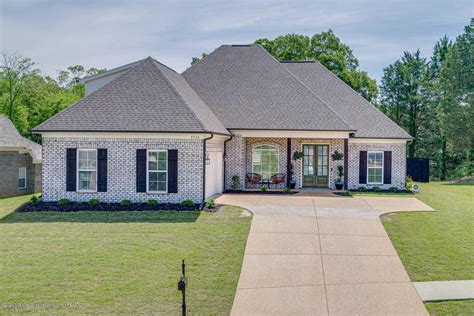 Tupelo rent prices vary across neighborhoods from presley heights to bel air. 4 Bedroom Houses For Sale in Southaven, MS 38672 | Homes.com