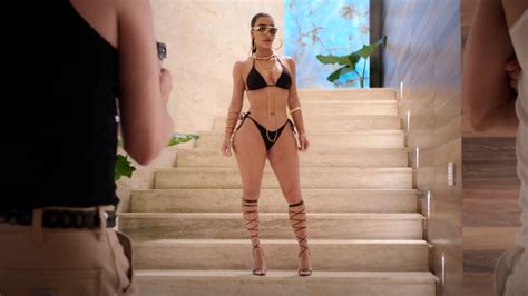 kim kardashian shows off her real bikini body in unedited video after she s slammed for