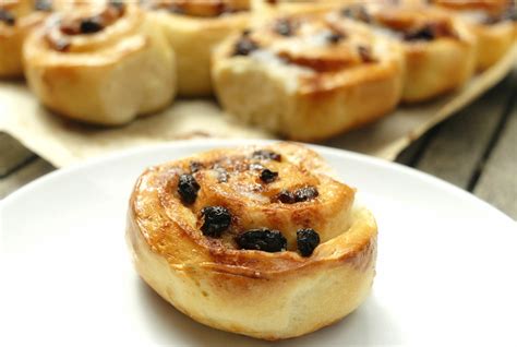 Cinnamon Raisin Buns Recipe