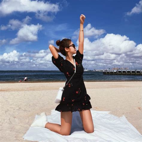 30 Cute Girl Poses For Beach Photoshoot Feminine Buzz Girl Poses Cute Girl Poses Beach