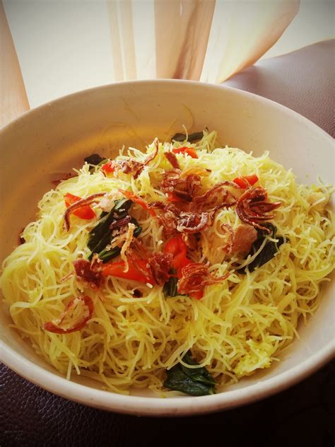 Rasanya yang pedas dengan sayur kangkung sebagai rencah utama, menjadi ia pilihan paling mudah untuk menu sarapan pagi. Resepi Bihun Goreng Kuning - Desa Magetan