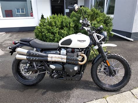 The street scrambler has been designed to deliver a more purposeful and beautiful scrambler style, with unique features and detailing. Details zum Custom-Bike Triumph Street Scrambler des ...
