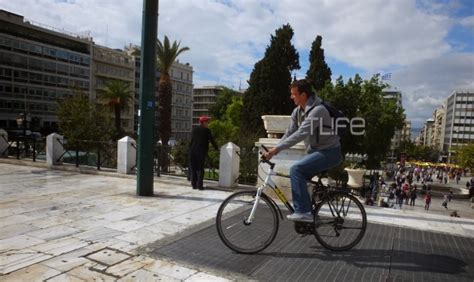 Νανσυ ζαμπετογλου & νασοσ γαλακτεροσ. Ν. Γαλακτερός: Κυκλοφορεί με ποδήλατο στο κέντρο της Αθήνας!