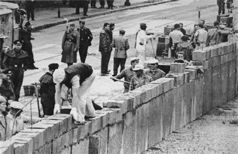 Hier Zijn Ze Bezig Met Het Bouwen Van Het Berlijnse Muur Ijzeren