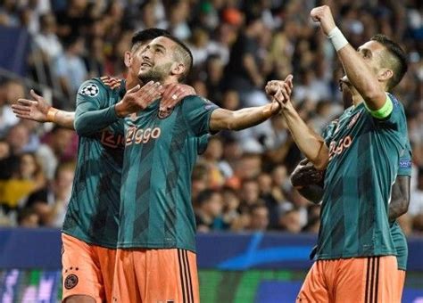 كما شهدت التشكيلة وجود لاعب عربي وحيد، وهو النجم المصري محمد صلاح مهاجم نادي ليفربول. صحيفة "ذ الصن" البريطانية: " مدرب تشيلسي يصر على زياش ...