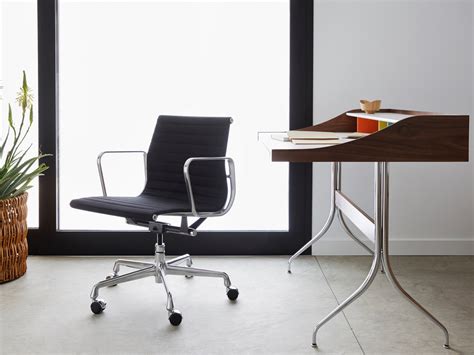 The eames aluminum group management chair and eames soft pad management chair both allow the user to tilt back. Eames Aluminum Group Management Chair with Pneumatic Lift - Herman Miller