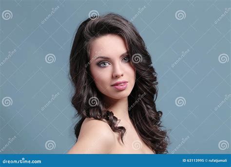 mulher atrativa em um fundo azul imagem de stock imagem de olhos beleza 63113995