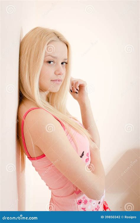 Jeune Femme Blonde Naturelle Attrayante Séduisante Dyeux Bleus Dans Des Pyjamas Tenant Le Mur