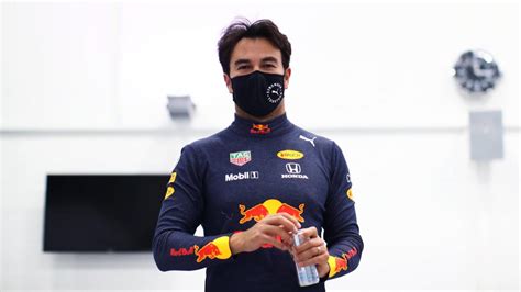 Checo Pérez Posa Con Su Nuevo Uniforme Para La Próxima Temporada De Fórmula 1