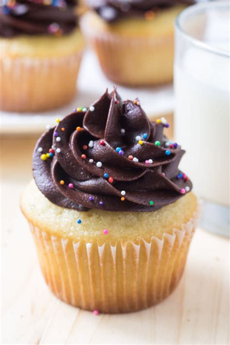 The Top 15 Ideas About Vanilla Cupcakes With Chocolate Frosting Easy