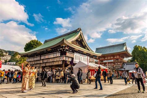 Popular Japanese Attractions Ban Large Groups Of Foreign Visitors