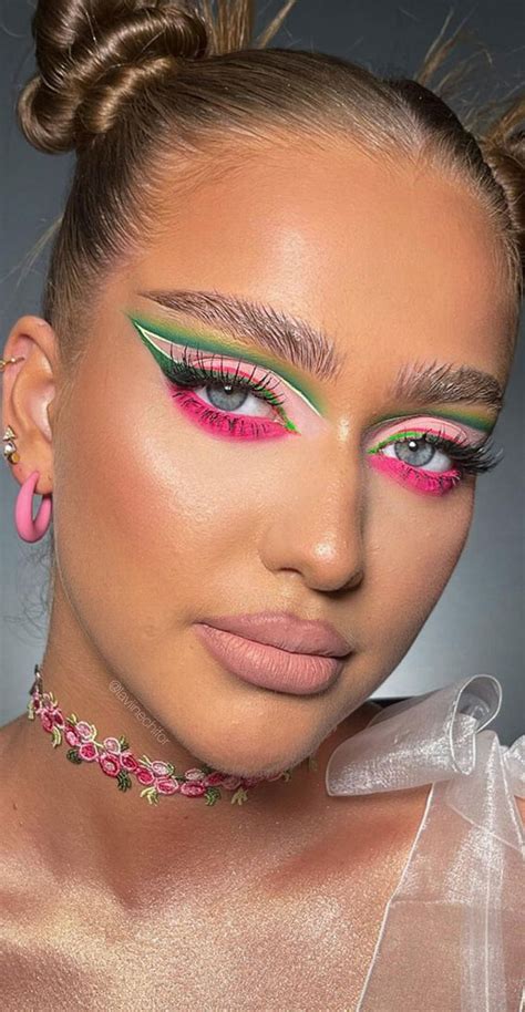 50 Gorgeous Makeup Trends To Try In 2022 Green And Dark Pink Makeup I Take You Wedding