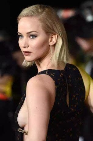 Jennifer Lawrence Flashes Side Boob At Hunger Games London Premiere